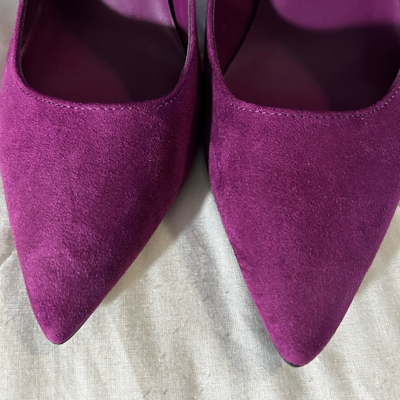 Marc Fisher Purple Heels with Pointed Toe and Stiletto Design - Picture 2 of 5